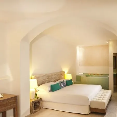 Allure Aparthotel Fira (Santorini)
